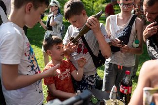 Дети изучают различные взрывные устройства во время урока по безопасности, Киев
