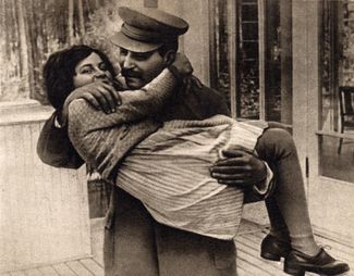 Светлана на руках у отца, Иосифа Сталина. 1936 год