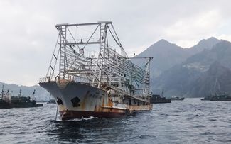 Китайское судно-кальмаролов в порту южнокорейского острова Уллындо
