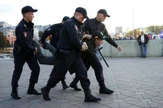 Задержание протестующего в Екатеринбурге 21 сентября