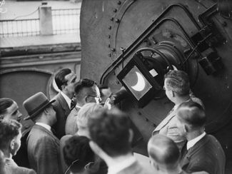 Наблюдение солнечного затмения 1936 года посетителями публичной Трептовской обсерватории на окраине Берлина. Сегодня обсерватория носит имя своего основателя и первого руководителя Фридриха Симона Архенхольда.