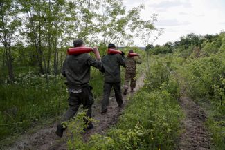 Артиллеристы самопровозглашенной ДНР несут на позицию агитационные снаряды (в них листовки с призывом сдаться)