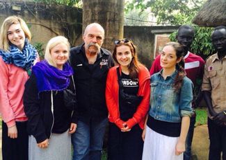 Сэм Чайлдерс с девушками из Street Temple, Уганда, 2015 год