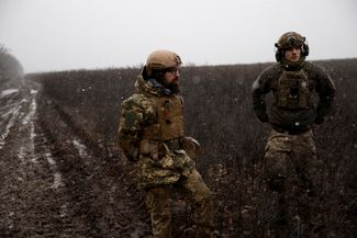 27-летний командир 1-й батареи 80-й отдельной десантно-штурмовой бригады ВСУ (справа) разговаривает со своим 38-летним сослуживцем по имени Тарас на позициях под Кременной. 6 января 2023 года