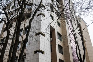 Типовой четырехэтажный кирпичный дом на севере Москвы — по улице Мишина, 32, — построили в конце 1950-х, но сейчас он выглядит совсем иначе: несколько лет назад этот дом стал одним из редких примеров реновации снизу. В 2012 году, после восьми лет планирования и исследований, к нему надстроили пять этажей, а существующие — расширили. Квартиры на первых этажах выросли в среднем на 18 квадратных метров, общая площадь дома увеличилась в три раза.