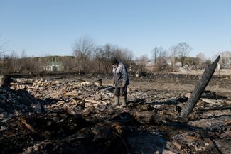 Крупный пожар, возникший из-за аномальной жары в Свердловской области, уничтожил больше 120 зданий в поселке Сосьва. Огонь не могли потушить трое суток, почти 500 человек власти региона признали погорельцами