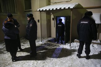 Полицейские у входа в «Театр.doc», где должны были показывать фильм «Сильнее, чем оружие» о событиях на Майдане. 30 декабря 2014-го