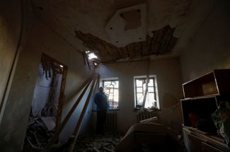 43-летний житель Донецка Олег Сидорин в своем доме, разрушенном во время обстрела Донецка