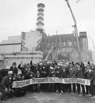 Строители бетонного саркофага вокруг разрушенного 4-го энергоблока и участники дезактивационных работ после аварии. Октябрь 1986 года