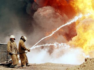 Тушение горящих фонтанов нефти (появившихся в результате боевых действий) неподалеку от Грозного. 6 июня 1996-го