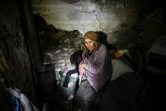Пожилая жительница села Богородичное в бункере, где она укрывается от обстрелов