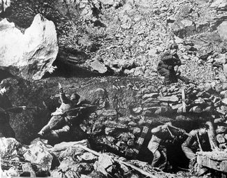 Солдаты Китайской народно-освободительной армии атакуют позиции Гоминьдана. 1948 год