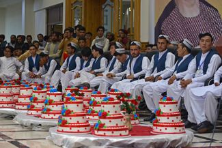 Женихи в ожидании начала свадебной церемонии в Кабуле. 13 июня 2022 года