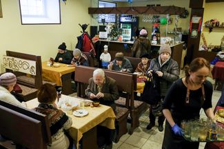 Каждый день в кафе «Добродомик» приходят 400–450 человек. Для некоторых это место, где можно найти общение, — но большинство людей сюда приходит, потому что у них не хватает денег на еду. Петербург, декабрь 2018 года