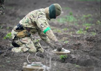 Сапер обезвреживает мину в Ирпене. Украинские власти заявляют, что на территориях, с которых отступили российские военные, остаются десятки тысяч мин. Сейчас Киевская область находится под полным контролем Украины