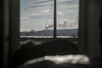 Над линией фронта в Бахмуте поднимается дым