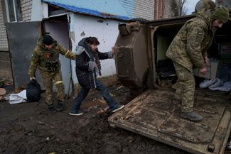 Украинские военные эвакуируют местного жителя из подвала