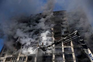 Утром снаряд попал в жилой девятиэтажный дом в Подольском районе Киева