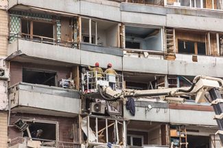 Спасатели работают в жилой девятиэтажке, в которую попала российская ракета