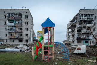 Детская площадка во дворе разрушенных жилых домов