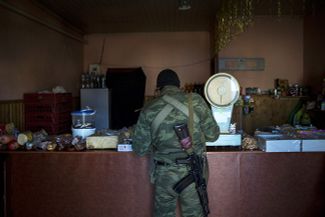 Боец «Луганской народной республики» в продуктовом магазине в поселке Новосветловка