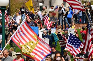 Участники митинга за снятие карантина. Денвер, штат Колорадо, 19 апреля 2020 года