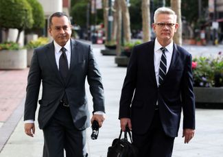 Бывший исполнительный директор Theranos Рамеш Бальвани (слева) возле здания Федерального суда Сан-Хосе в сопровождении своего адвоката