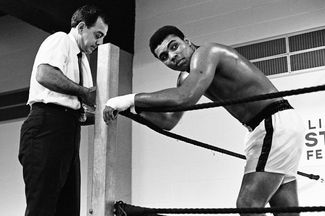 Мохаммед Али со своим тренером Анджело Данди перед боем с Эрни Терреллом. Хьюстон, штат Техас, 1967 год