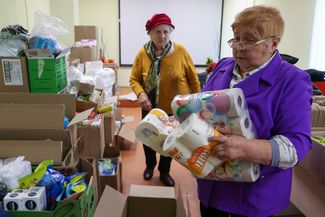 Волонтеры собирают вещи для призывников в Центре поддержки мобилизованных в городе Березовском Свердловской области