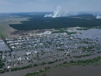 Затопленные дома в поселке Днепряны. Он находится на левом берегу Днепра (эти территории захватила Россия), ниже по течению реки от ГЭС. 7 июня 2023 года
