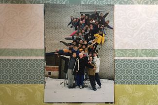 Николай Изюмов (слева в первом ряду) в детском лагере «Поречье» со школьниками, конец 1990-х