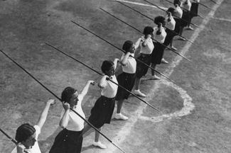 Участницы женской фашистской организации в Италии на занятиях по метанию копья. 1940 год