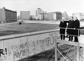 С вице-президентом США Джорджем Бушем возле Берлинской стены в районе Потсдамер-плац. Январь 1983 года