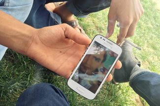 Сириец Ахмед показывает фотографию старшего брата, убитого боевиками в Джераблусе