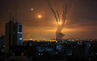 Обстрел Израиля из палестинского города Бейт-Лахия на севере сектора Газа. 14 мая 2021 года