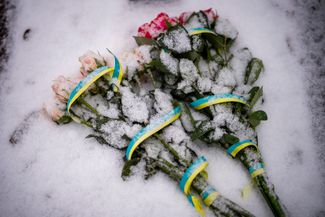 Цветы на могиле Олега Кунинца