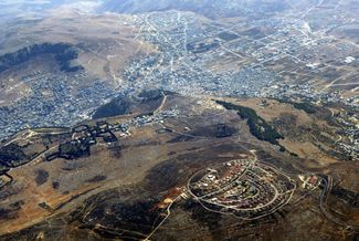 Еврейское поселение Хар-Браха и палестинский город Наблус (израильское название — Шхем) на Западном берегу Иордана. 2004 год