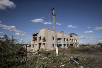 Разрушенное здание в районе Харьковской области, который был освобожден от российской оккупации