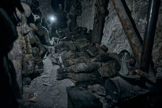 «Азовцы» отдыхают в блиндаже после ночного боя 