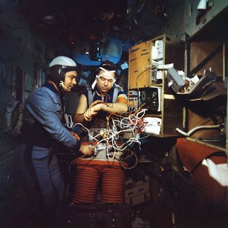 Романенко и Гречко проводят эксперимент на орбитальном комплексе «Салют-6». 26 марта 1978 года
