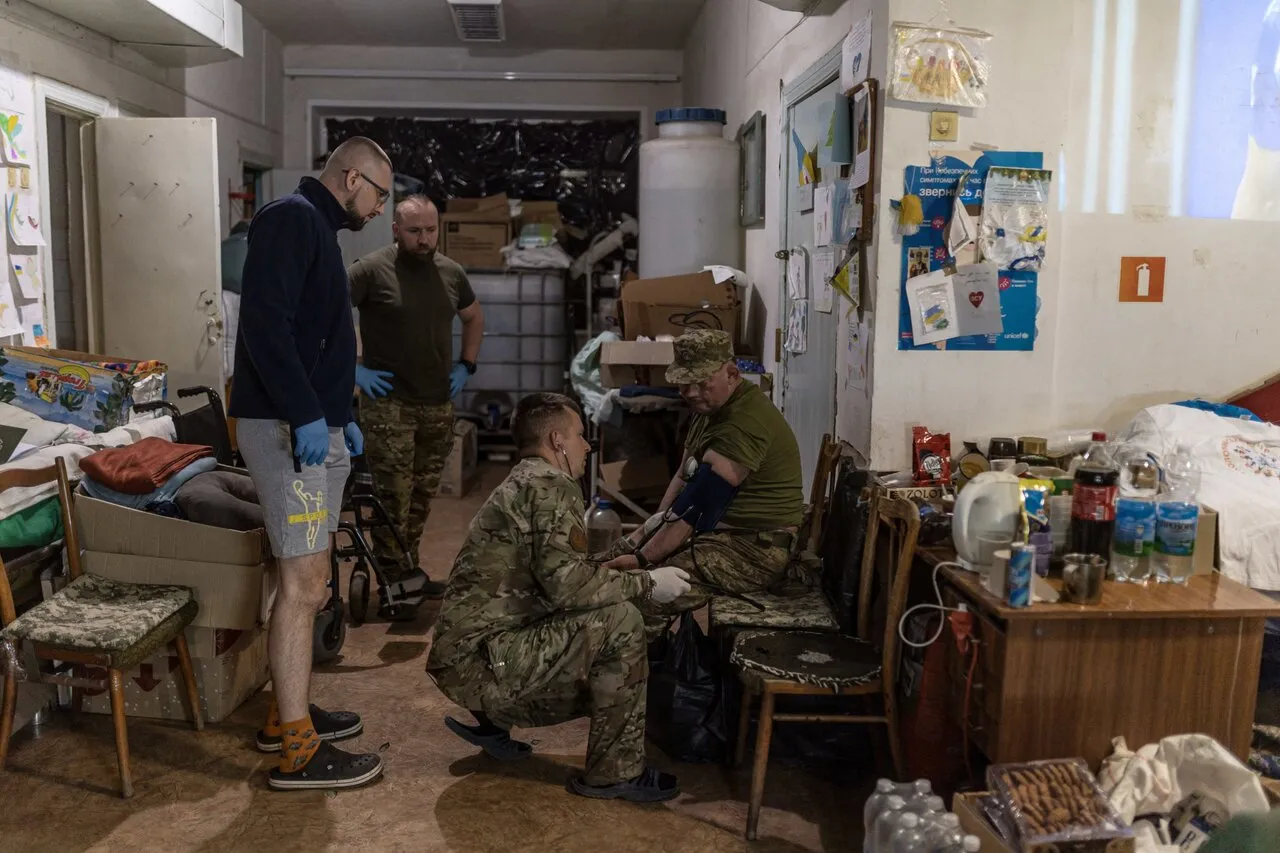 Все бомбили, все горело. Города уже нет». В Волчанске — массовая эвакуация.  Тем временем в Мариуполе — митинг в честь «второй годовщины освобождения»  Восемьсот семнадцатый день войны. Фотографии — Meduza