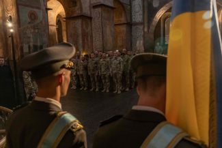 Украинские военные капелланы получают дипломы в Софийском соборе в Киеве