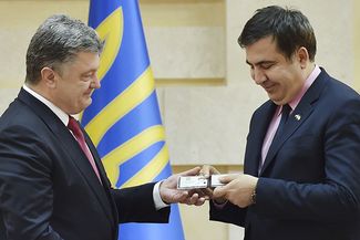 Петр Порошенко и Михаил Саакашвили во время церемонии представления руководителя Одесской областной администрации. 30 мая 2015-го