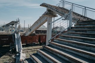 Лиман — крупный железнодорожный узел. До начала полномасштабной войны в Лимане обрабатывалась почти треть всех грузов, перевозимых по Донецкой железной дороге. Железнодорожная инфраструктура была одной из основных целей российских обстрелов города