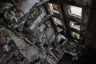 Разрушенная в результате российского обстрела жилая многоэтажка в харьковском районе Салтовка. Город в очередной раз подвергся ракетному обстрелу со стороны Белгорода