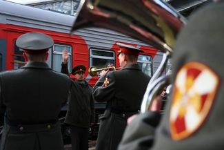 Военный оркестр играет на проводах мобилизованных мужчин на вокзале Красноярска