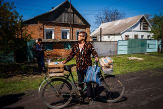 73-летняя Валентина Заруба перевозит гуманитарную помощь на велосипеде