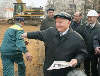Мэр Москвы Юрий Лужков наблюдает за сносом пятиэтажки на улице Усиевича, 2 декабря 2003 года
