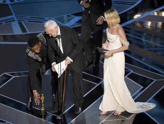 Актер Чедвик Боузман и Джеймс Айвори с премией за лучший адаптированный сценарий фильма «Зови меня своим именем». Теперь Айвори — старейший лауреат «Оскара»