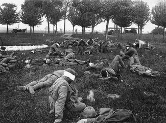 Австралийские солдаты во Франции после газовой атаки со стороны Германии, 1918 